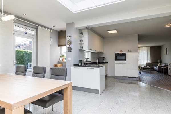 Foto - Te koop: Ruime gemoderniseerde instapklare hoekwoning met veel woonoppervlakte en tuin in de wijk Pronsebroek te Heerlen